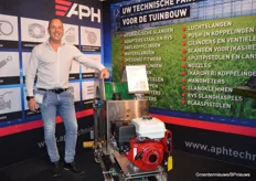 Henry van Wijk van APH Techniek op de foto met de Hydrokar Buisrailwagen, waarnaar bij loonwerkers veel vraag is. Het bedrijf is druk aan het engineeren om tot een definitief model te komen.